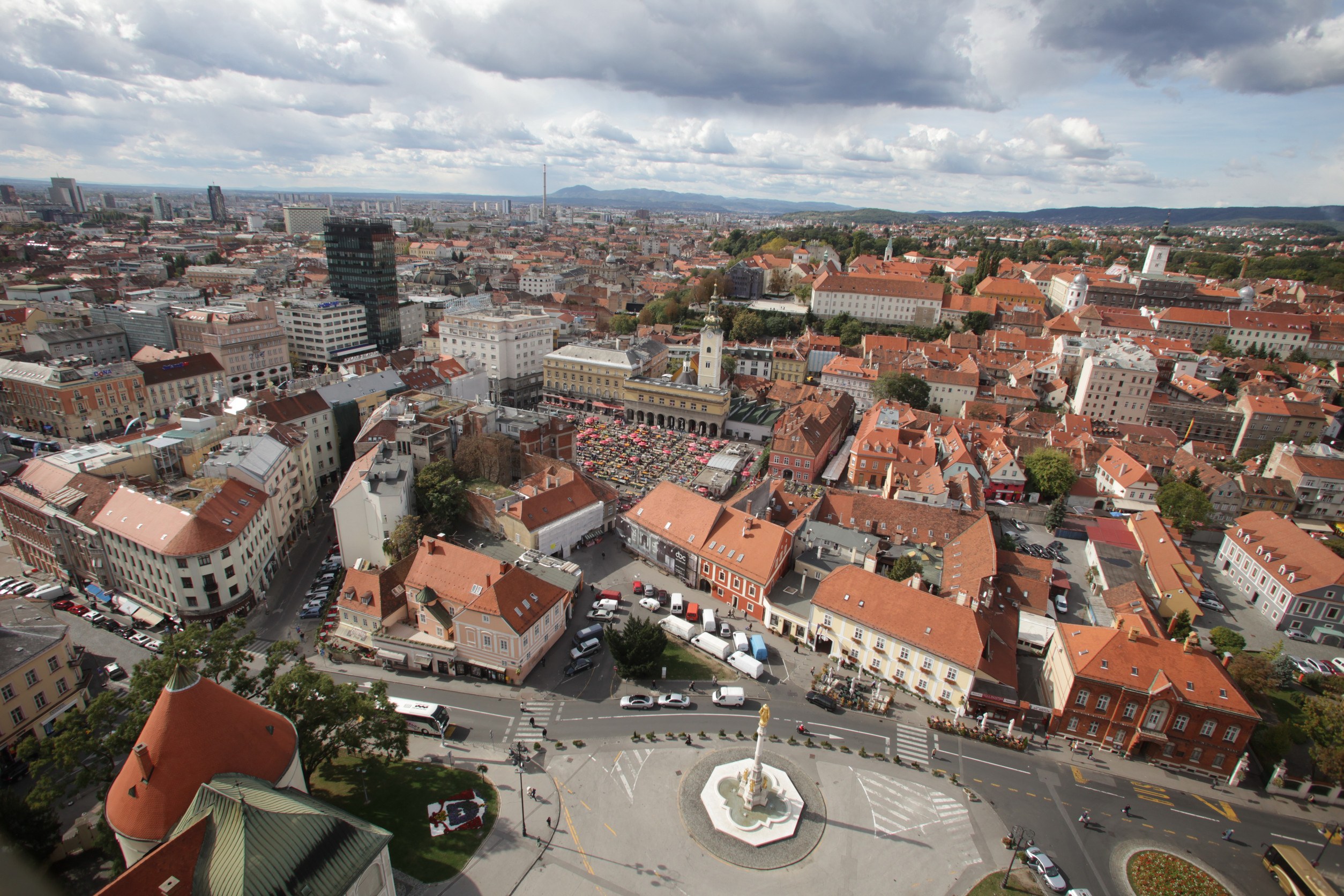 Panorama mesta Košice s modernou bytovou výstavbou na pozadí.