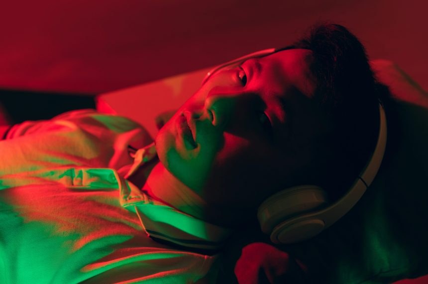 Osoba využíva red light terapiu počas regenerácie po tréningu.