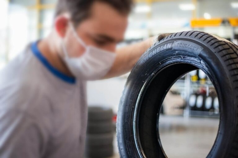 Porovnanie dezénu prémiovej a lacnej pneumatiky pri teste brzdnej dráhy na mokrej vozovke v kritickej situácii.